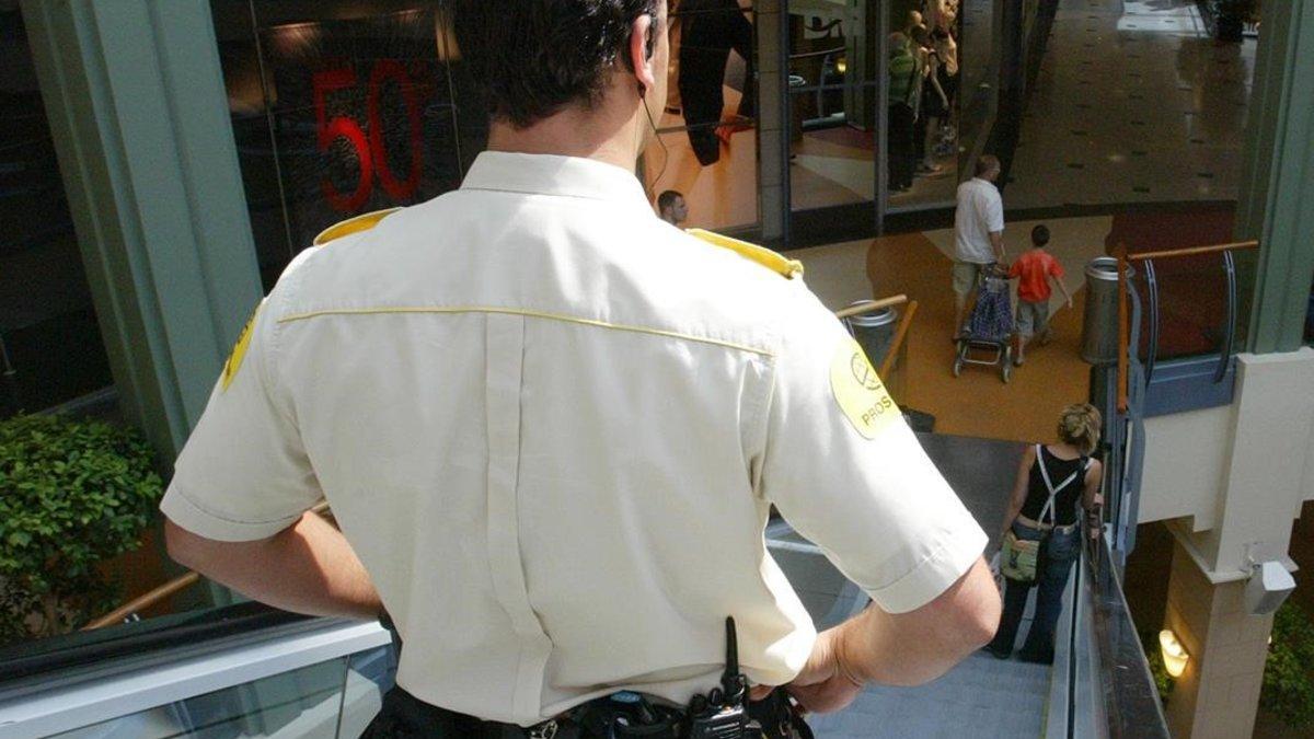 Un vigilante de seguridad en un centro comercial