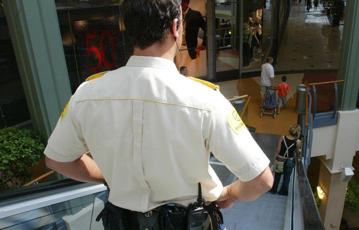 Un vigilante de seguridad en un centro comercial de Barcelona.