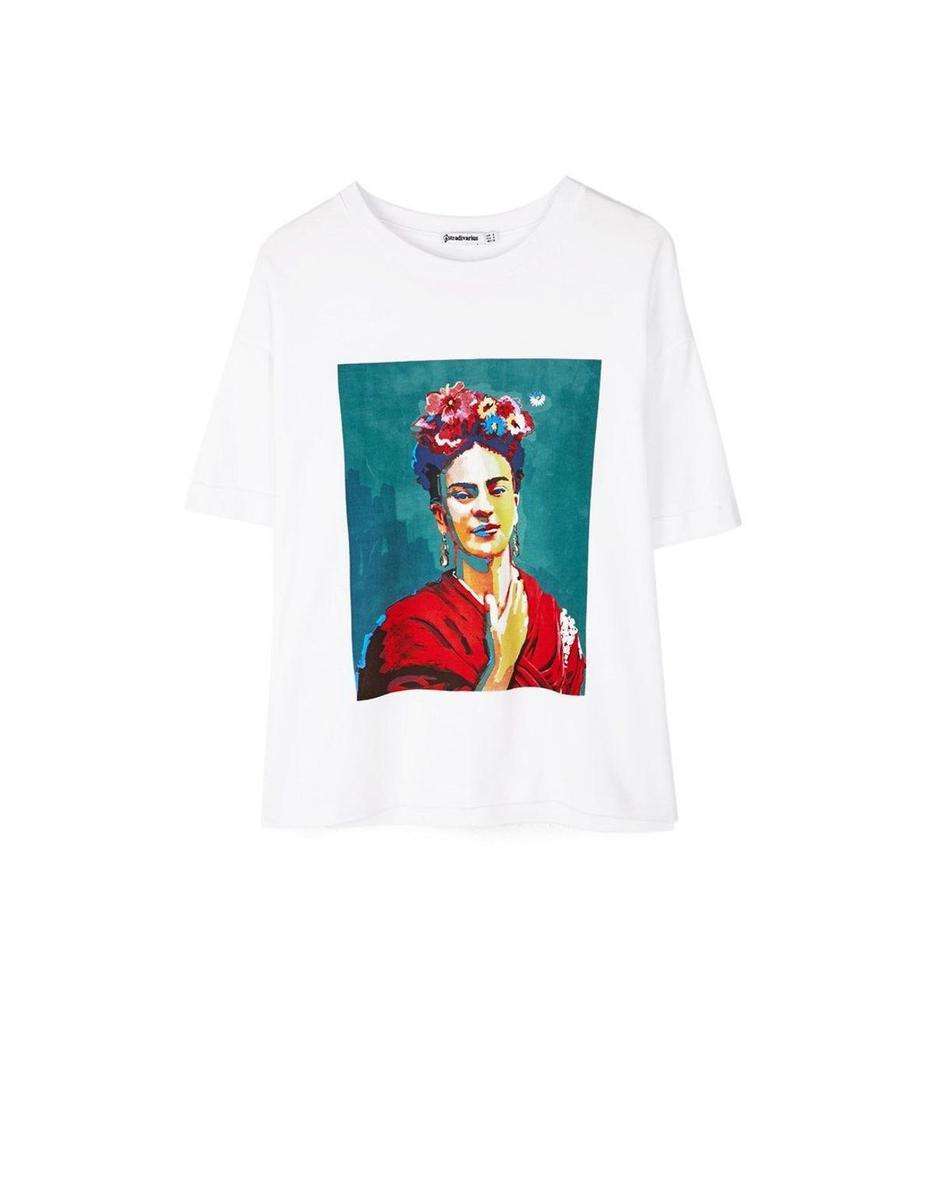 Camiseta con Frida Kahlo estampada de Stradivarius. (Precio: 15, 99 euros)