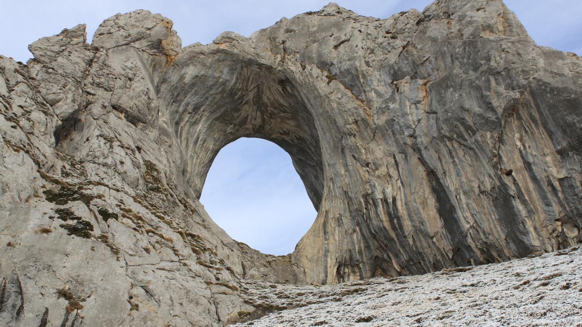 El ojo de buey de la ruta de Peña Mea, en el límite entre Aller y Laviana