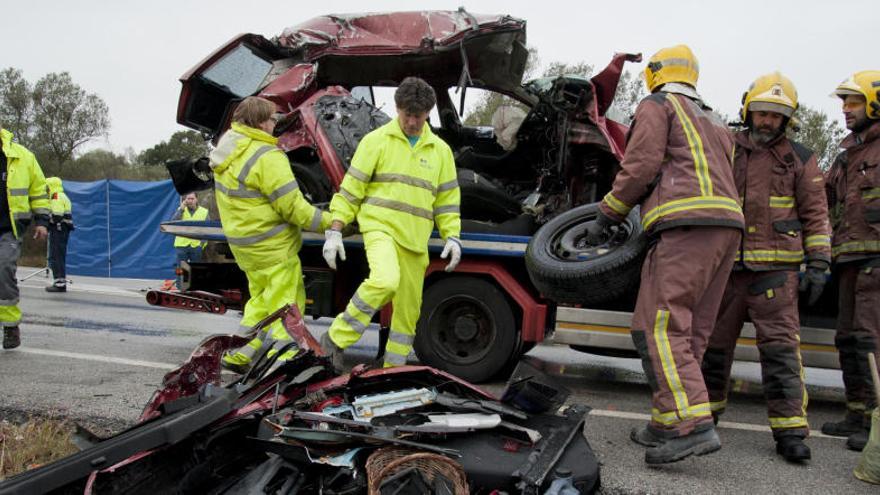 Estado en el que quedó un coche tras un accidente.