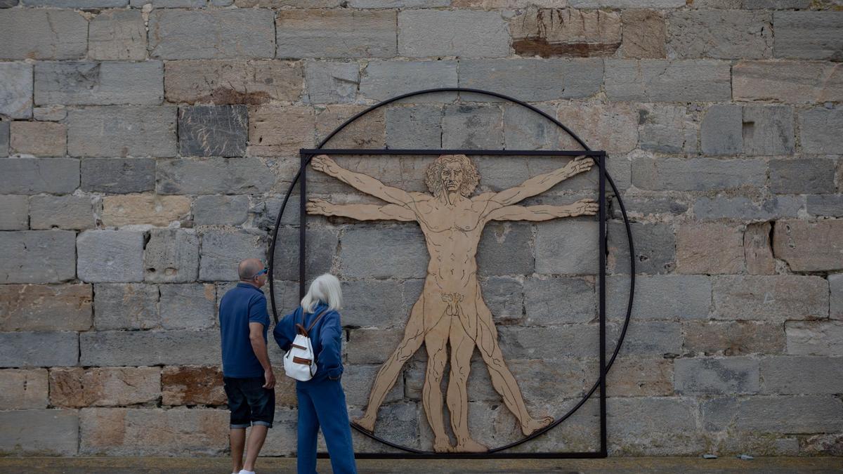 Dos personas miran uno de los objetos de la muestra sobre Leonardo Da Vinci