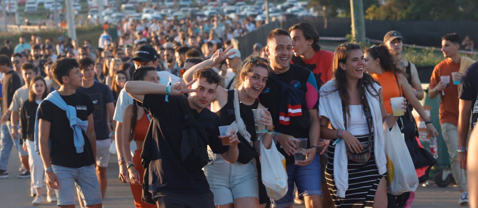 Centenares de jóvenes accediendo al festival para disfrutar de su última jornada.  