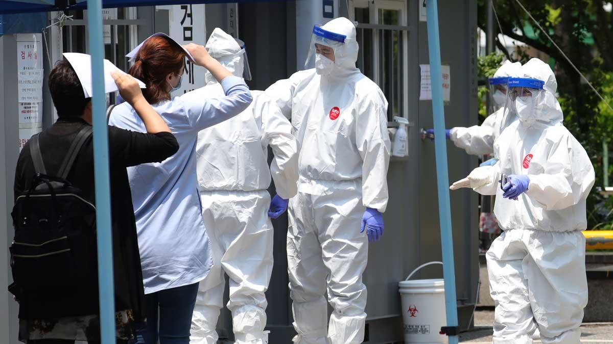 Corea del Sur registra el peor repunte de casos desde el 5 de abril. En la foto, ciudadanos de Bucheon, al sur del país, esperan para hacerse un test.