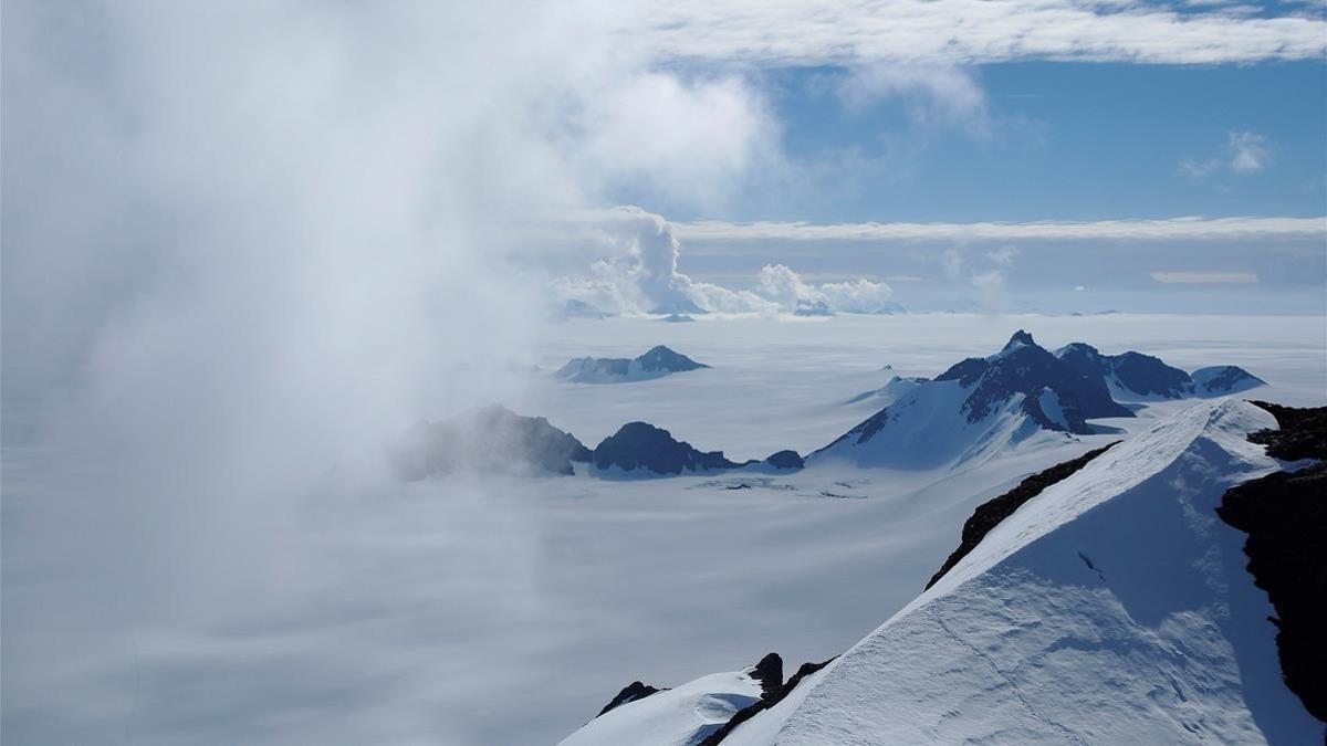 Nubes de verano alrededor de los Picos Staccato de la Isla Alexander, en la Antártida