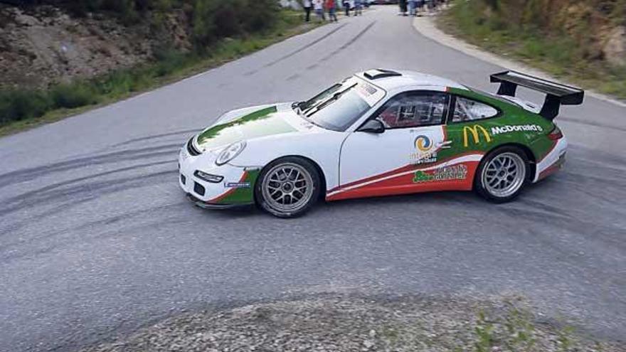 Luis Monzón prueba su Porsche en Salceda de Caselas. //  Noé Parga