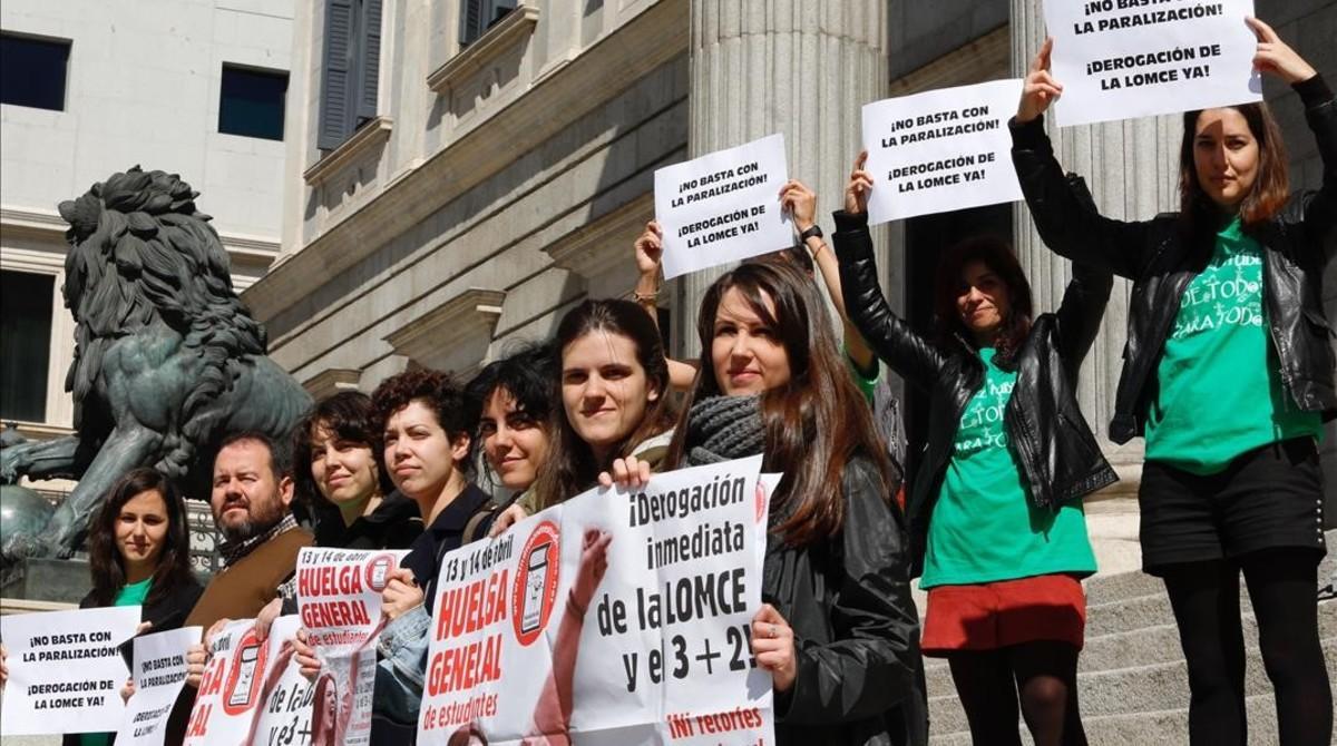 Miembros del Sindicato de Estudiantes (SE) exigen las derogación de la LOMCE en la escalinata de acceso al Congreso.