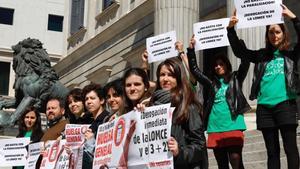 Miembros del Sindicato de Estudiantes (SE) exigen las derogación de la LOMCE en la escalinata de acceso al Congreso.