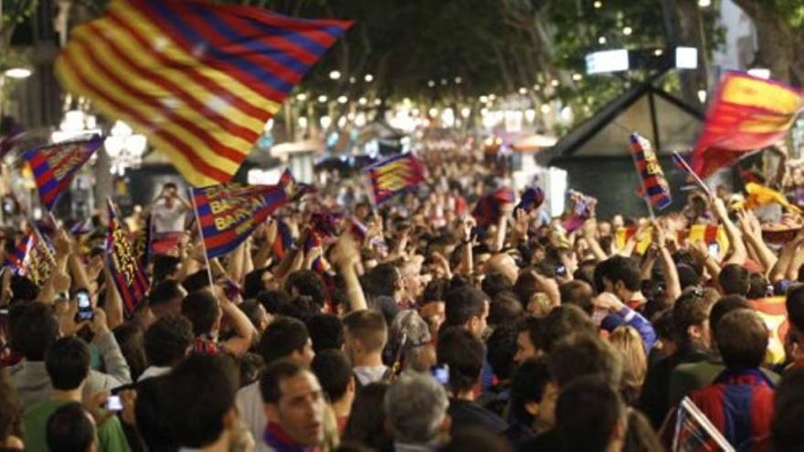 Miles de aficionados celebran el título de Liga del Barcelona en Canaletas