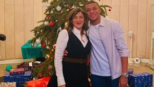 Kylian Mbappé junto a su madre, Fayza Lamari, en una fotografía difundida por el futbolista.