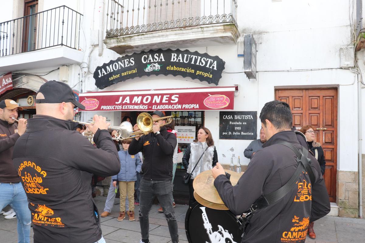 Charanga a las puertas de Casa Bautista, una de las grandes industrias de la zona.