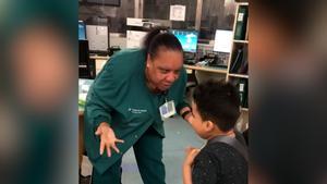 El emocionante momento en el que un niño anuncia a sus enfermeras que va tener un corazón nuevo