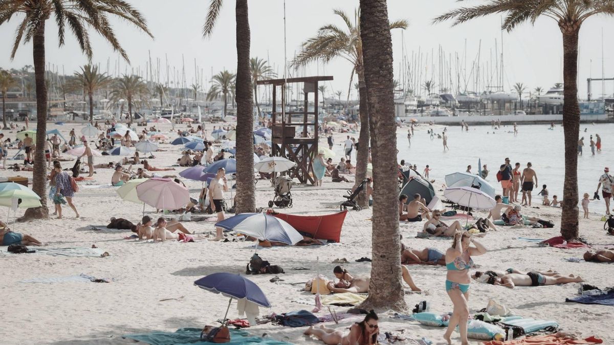 FOTOS | La playa de s'Arenal de Llucmajor, sin sombrillas ni hamacas