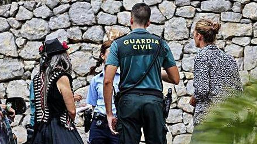 La Guardia Civil, en un registro en una fiesta ilegal en 2017.