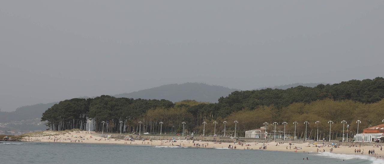 Bañistas en Samil, este miércoles 31 de marzo.