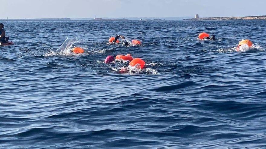 El paratriatleta Javier Vergara cumple con éxito su reto de 5km de natación por una causa benéfica