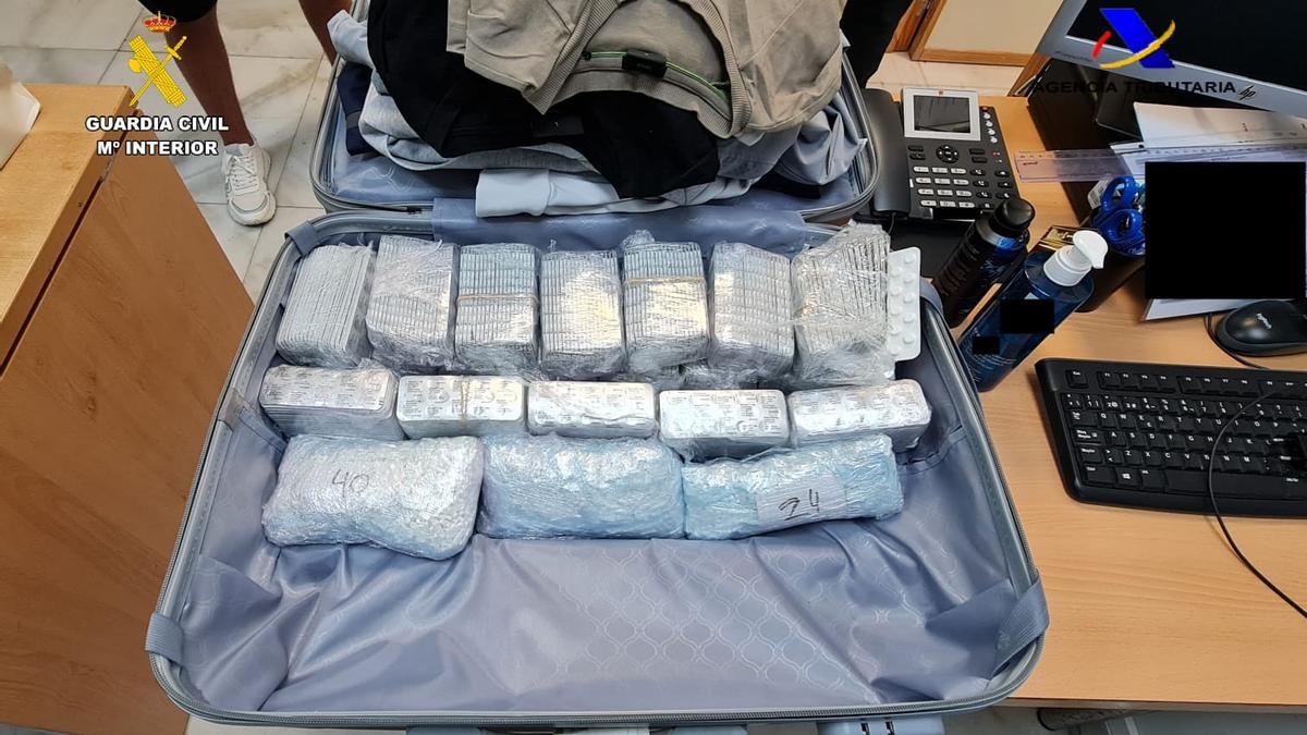 La maleta intervenida por la Guardia civil, con la droga y los medicamentos.