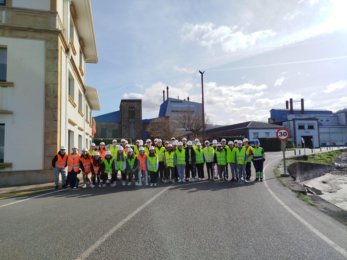 Alumnos del CPR Plurilingüe Manuela Rial, de Cee, tras visitar las instalaciones de Xeal.