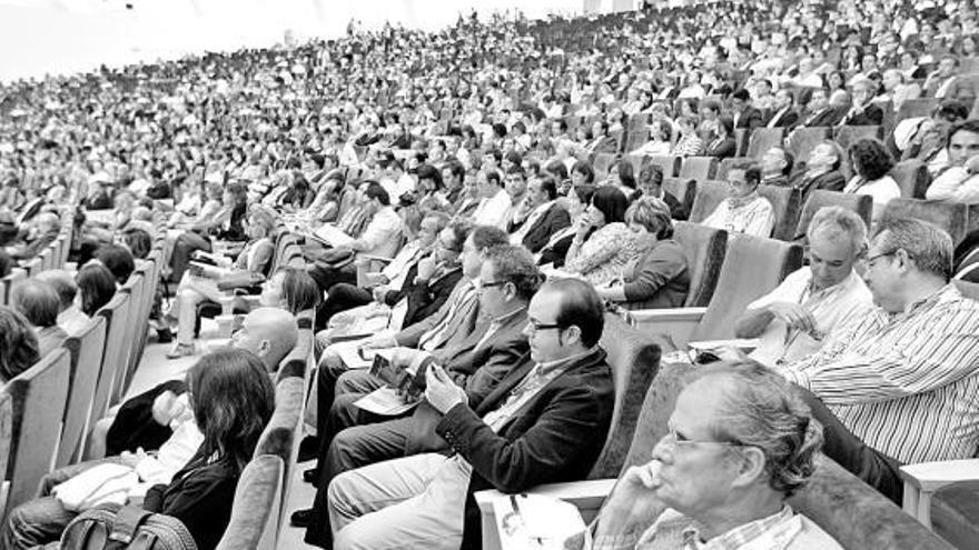 La sala principal del Palacio de Congresos, durante la inauguración. En el recuadro, Juan F. Batlle. | luisma murias