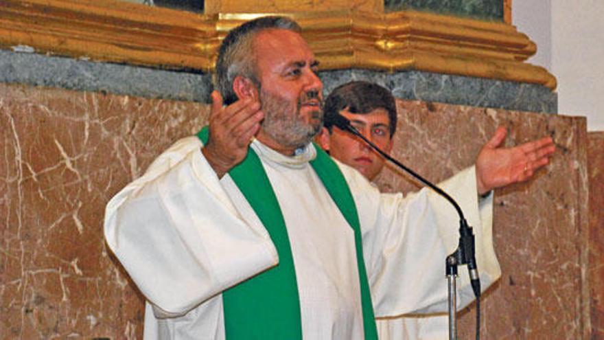 El rector, ayer durante su última misa en Lloseta.