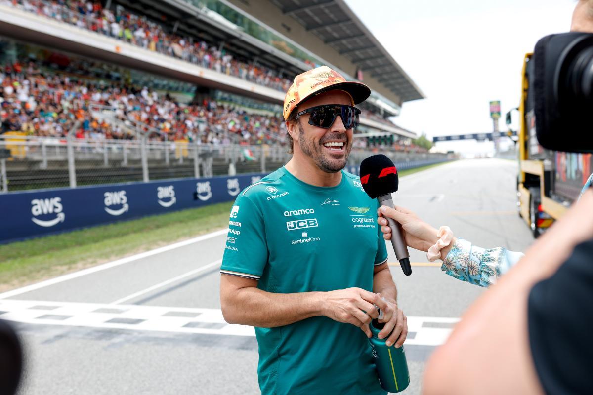 Fernando Alonso, piloto de Aston Martin, atiende a los medios antes del GP de España.