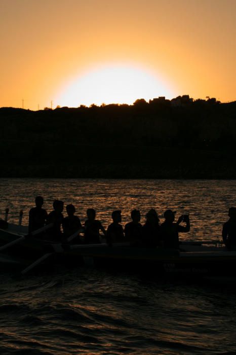 La Asociación de Amigos de la Barca de Jábega celebró el pasado lunes el solsticio de verano en la playa de La Araña con paseos en barca de jábega, sones de caracolas y lectura de poemas y relatos