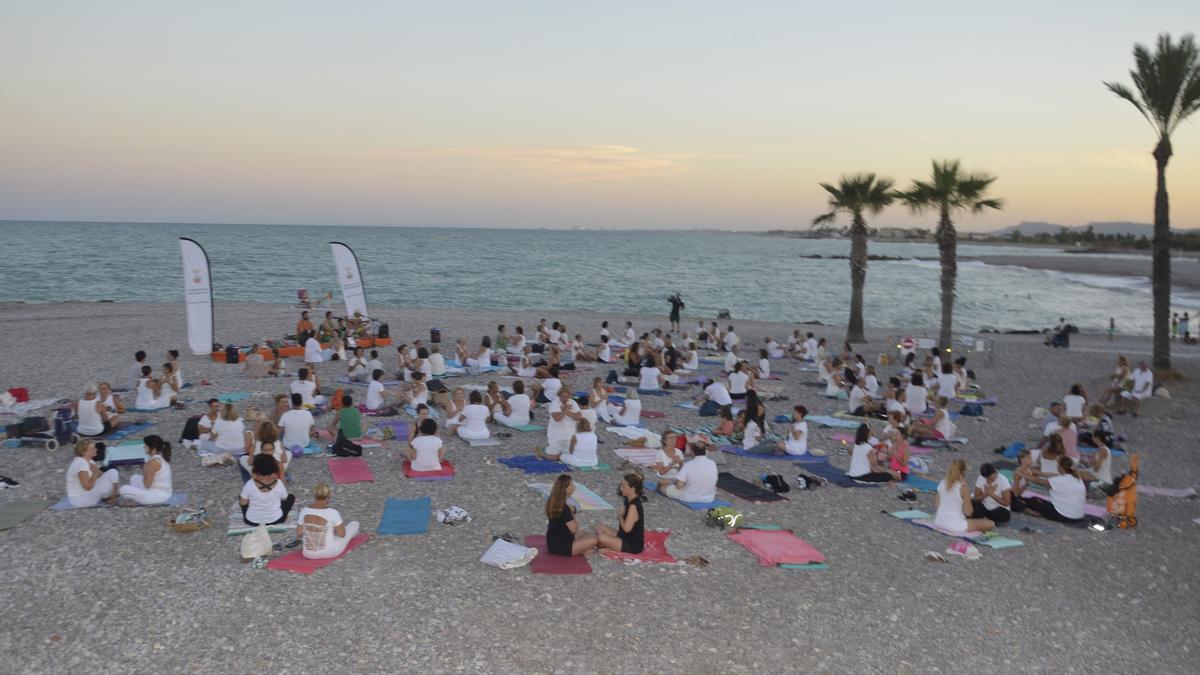Las numerosas actividades dan vida durante dos meses a las playas.