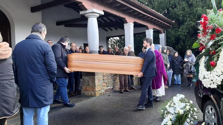 Una multitud despide a José Manuel García, &quot;Pocholo&quot;, &quot;pilar de San Cucao y Llanera&quot;