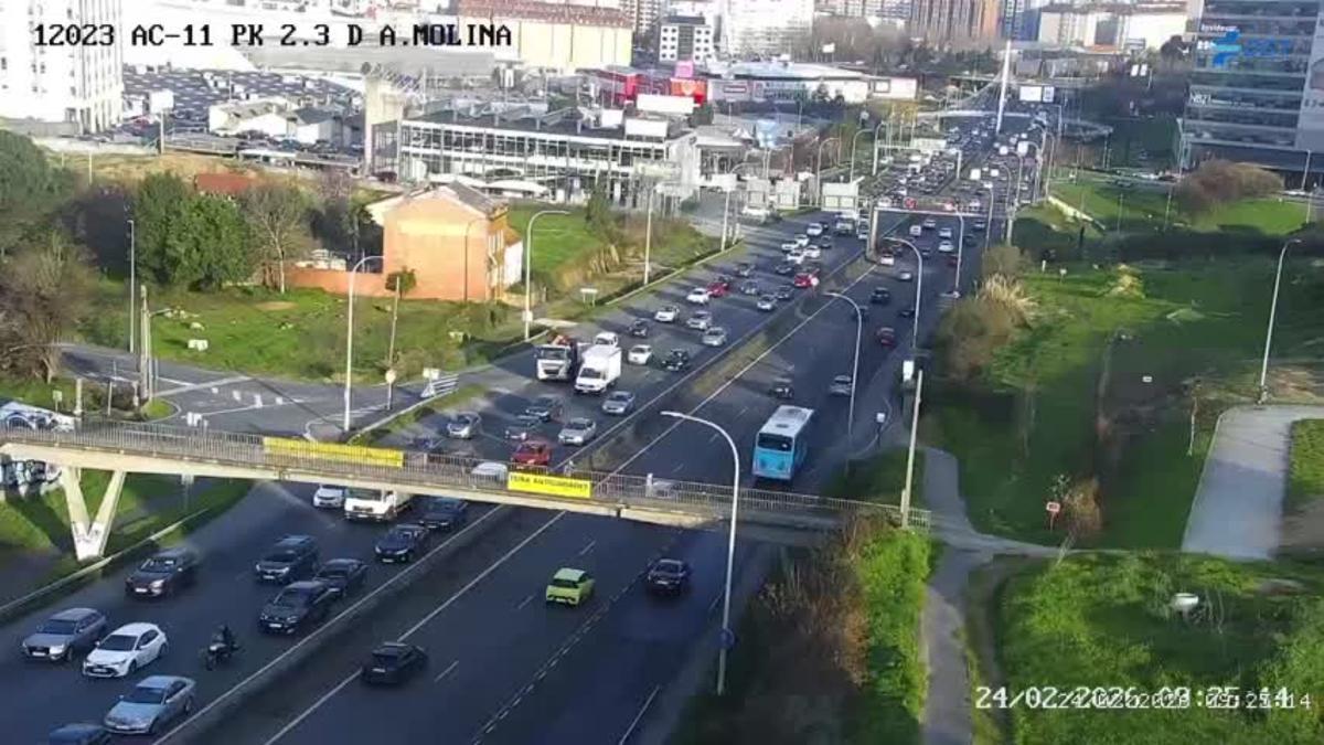 Retenciones kilométricas en la salida de A Coruña por la avenida de Alfonso Molina.