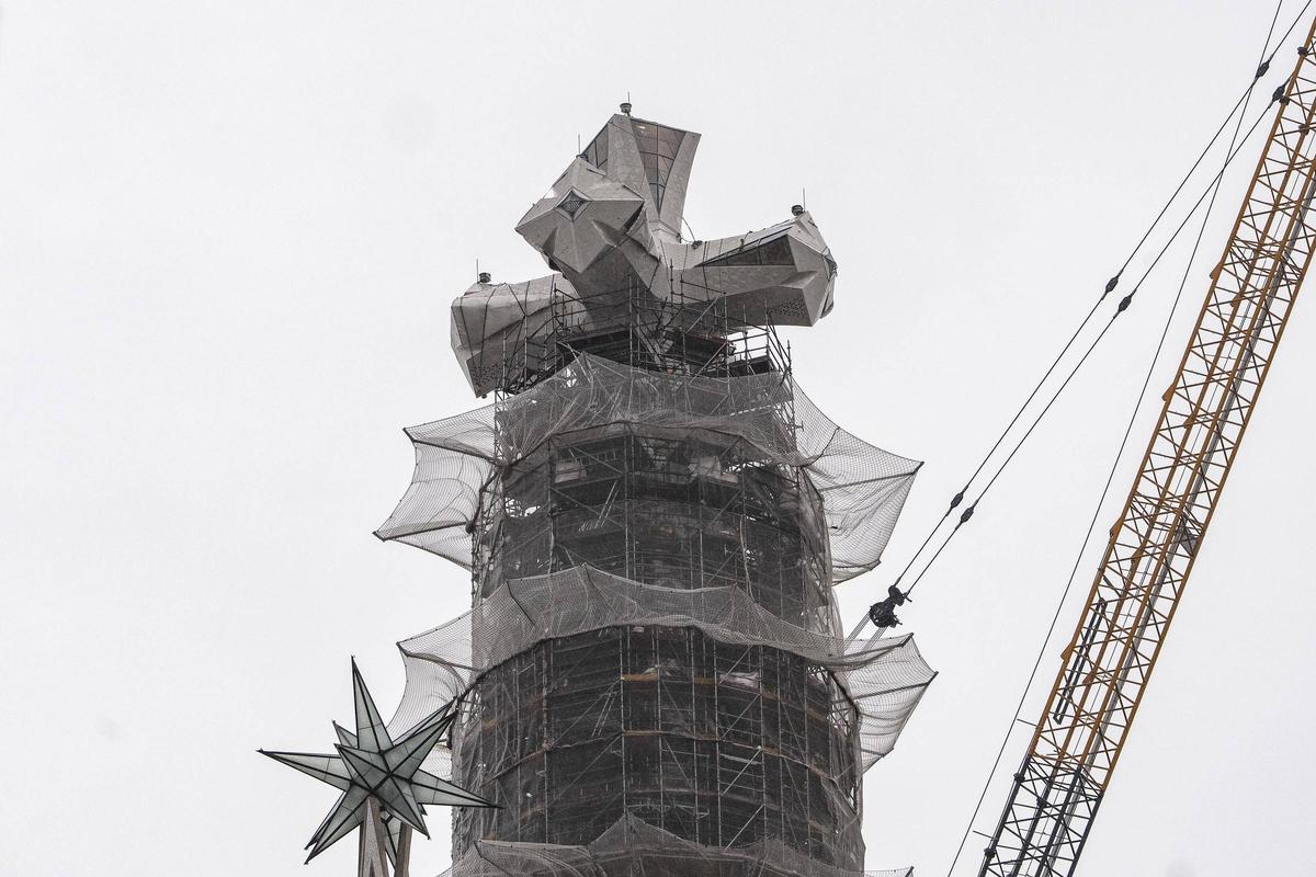 La cruz que corona la Sagrada Família, visible desde toda Barcelona sin andamios