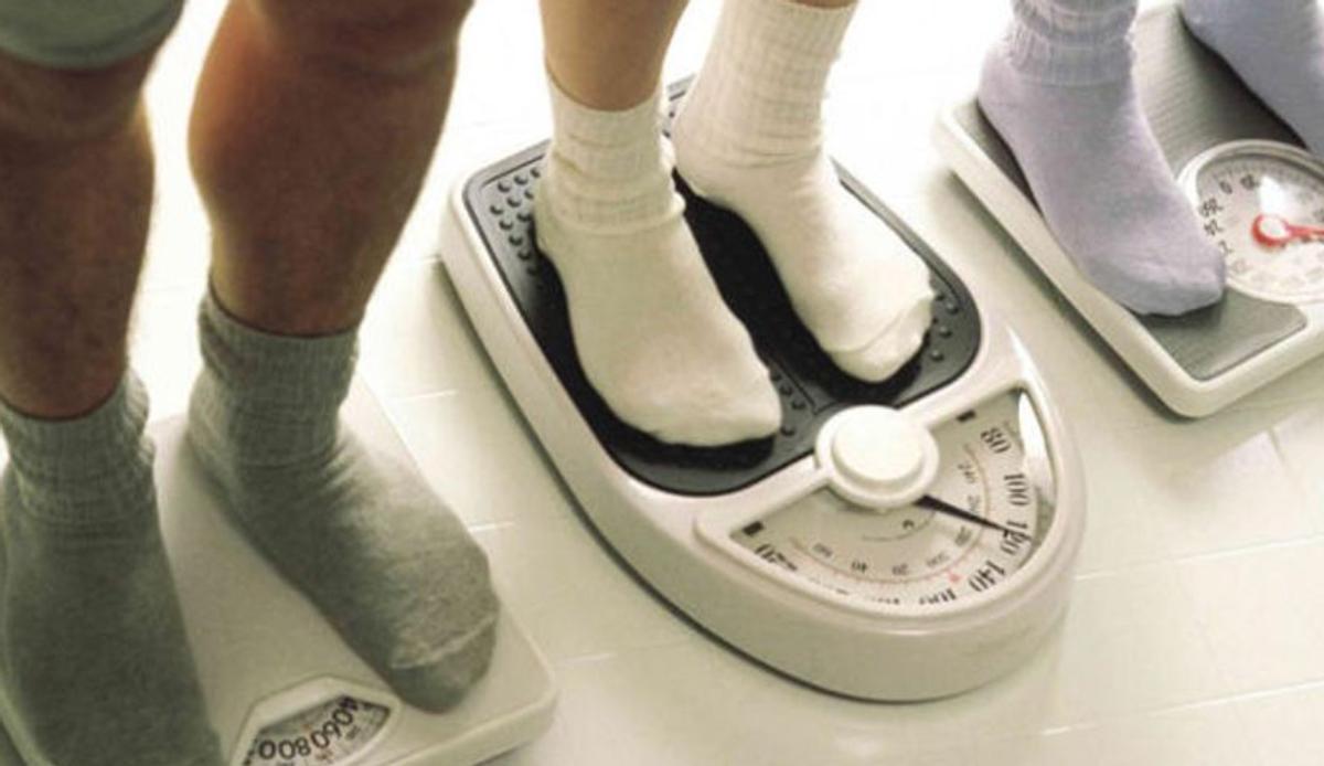 Personas pendientes de la báscula.