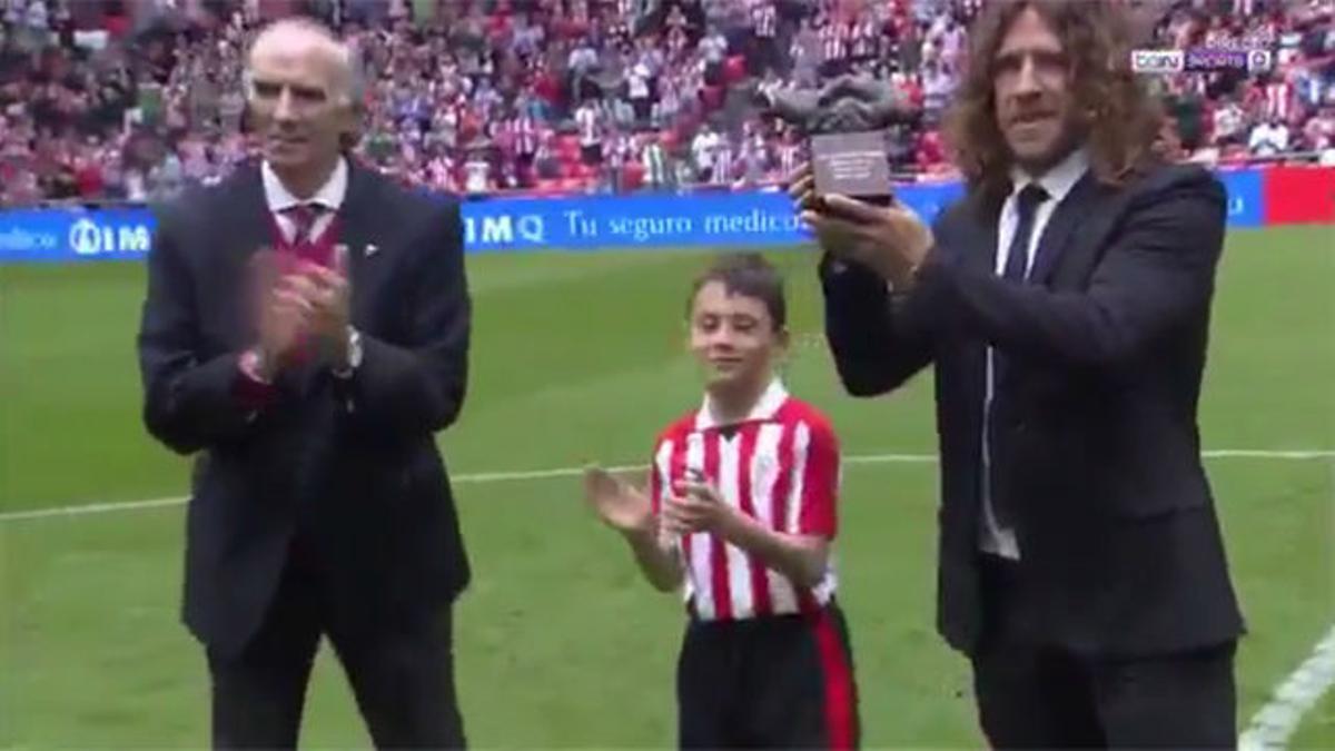 Puyol recibe el 'One Club Man' con esta gran ovación de los aficionados del Athletic