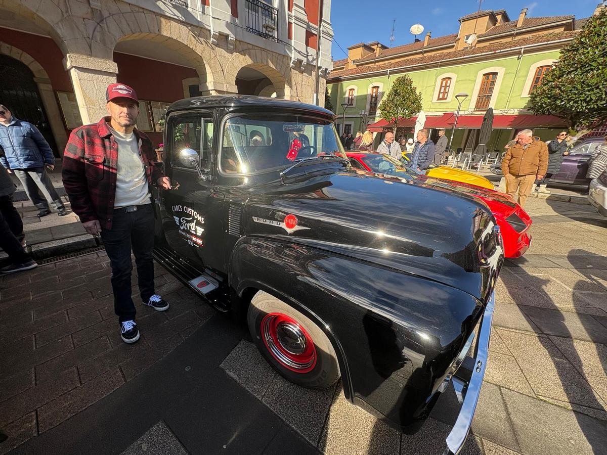 Concentración de coches clásicos americanos en Mieres