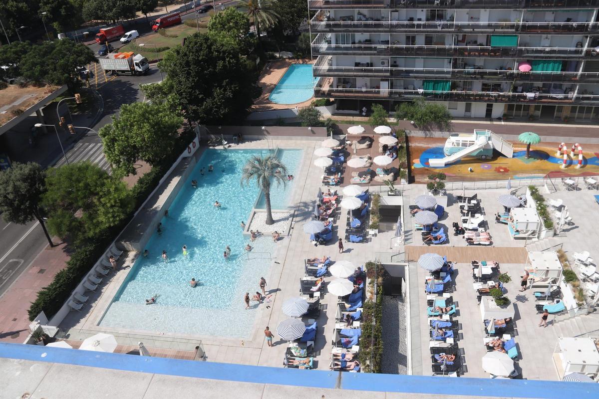 Alguns turistes es banyen en la piscina d'un hotel de Lloret de Mar, en una imatge d'arxiu.