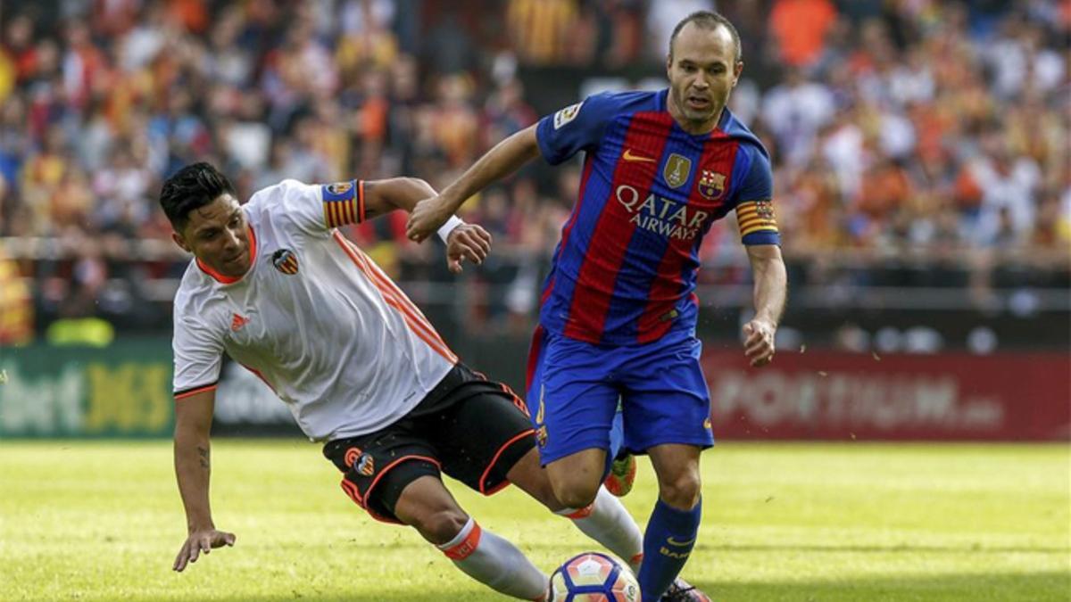 Enzo Pérez, instantes antes de hacerle una entrada a Iniesta que terminó con la lesión del manchego