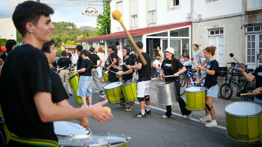 Batucada polas
rúas de Merza.