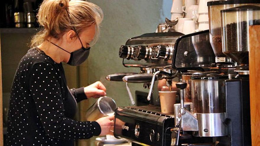 Una treballadora del restaurant Cal Miliu, de Rajadell, preparant un cafè, ahir al matí