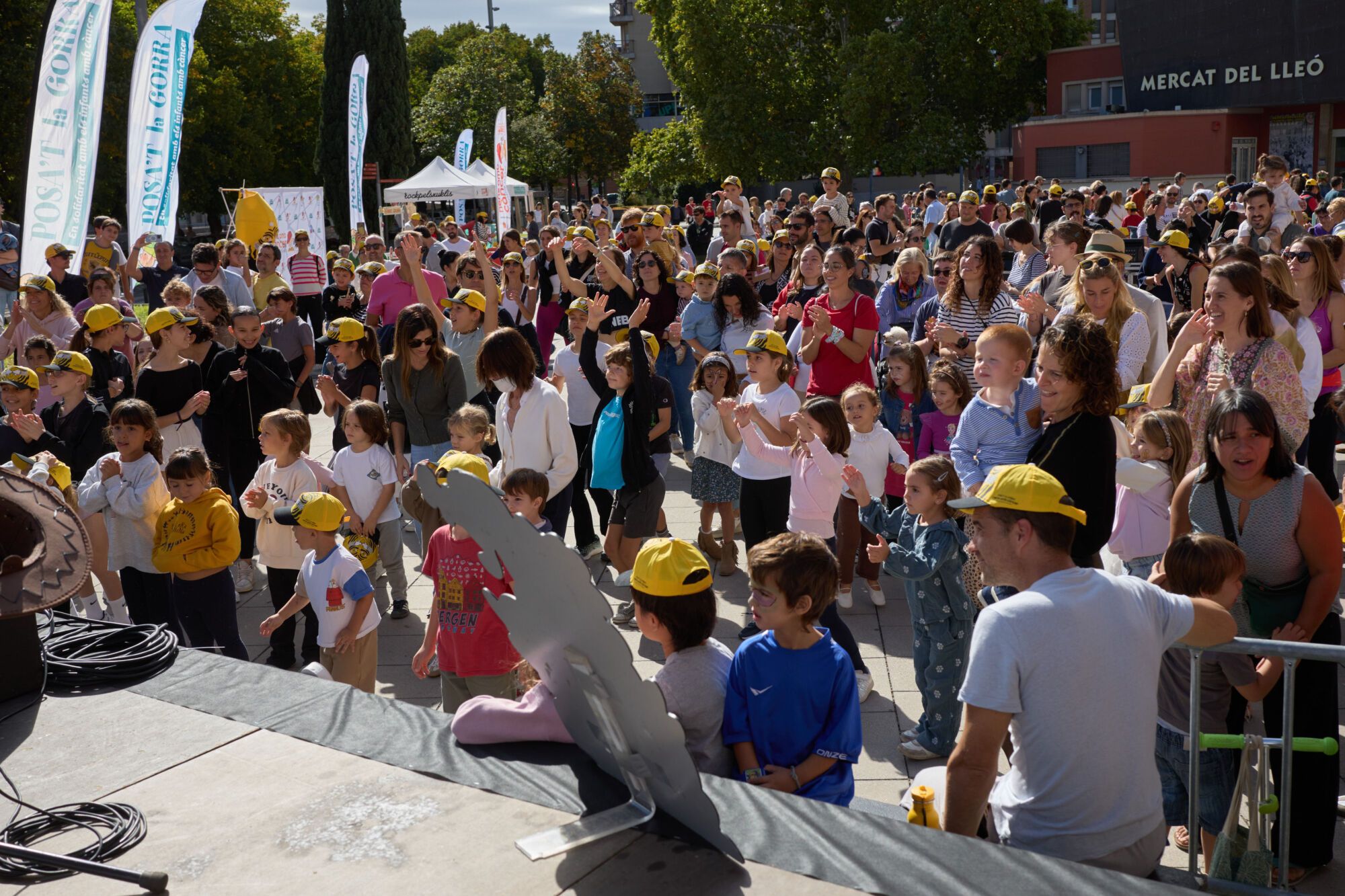Possat la gorra contra el cancer infantil a la plaça Salvador Espriu de Girona