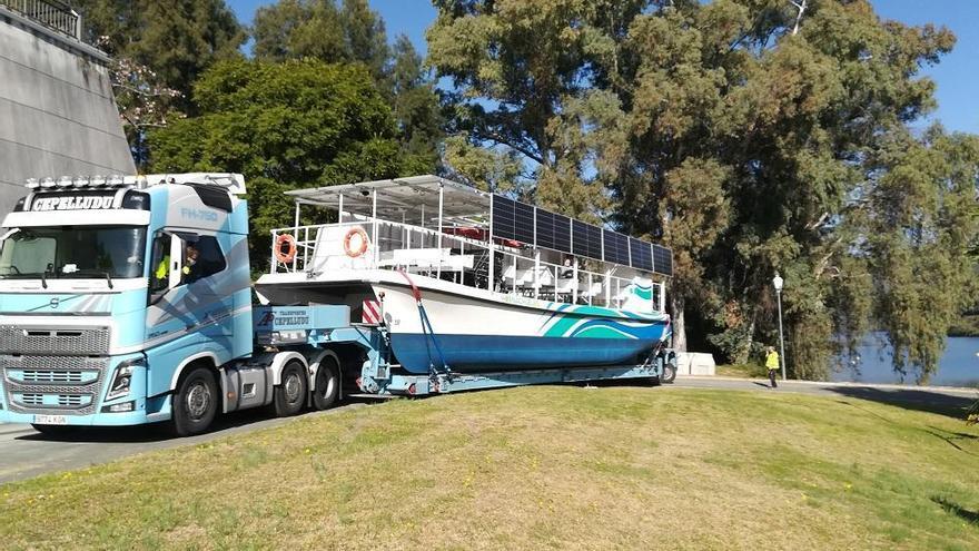 Hornachuelos recibe el barco solar que navegará con 70 pasajeros por el Bembézar