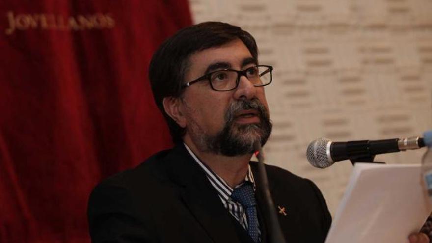 Julián Herrojo, ayer, durante su conferencia en el Ateneo Jovellanos de Gijón.