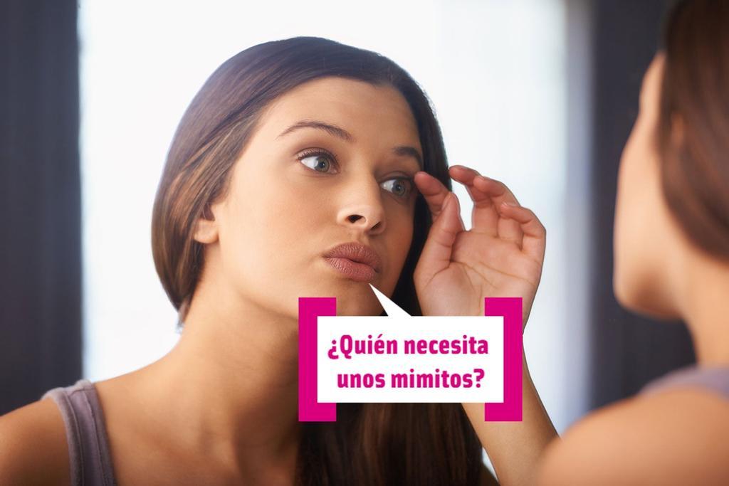 Chica cuidando sus pestañas