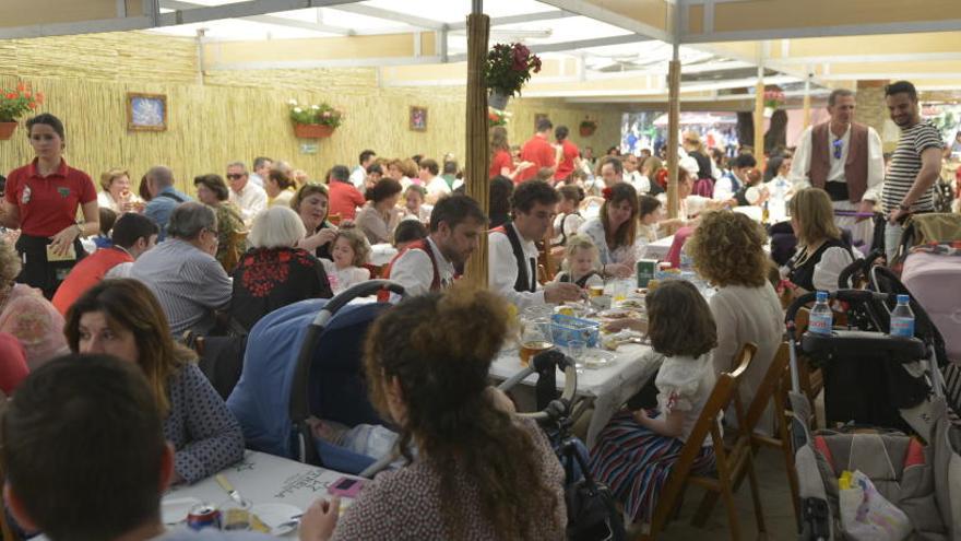 Gente comiendo en una barraca, en una foto de archivo.