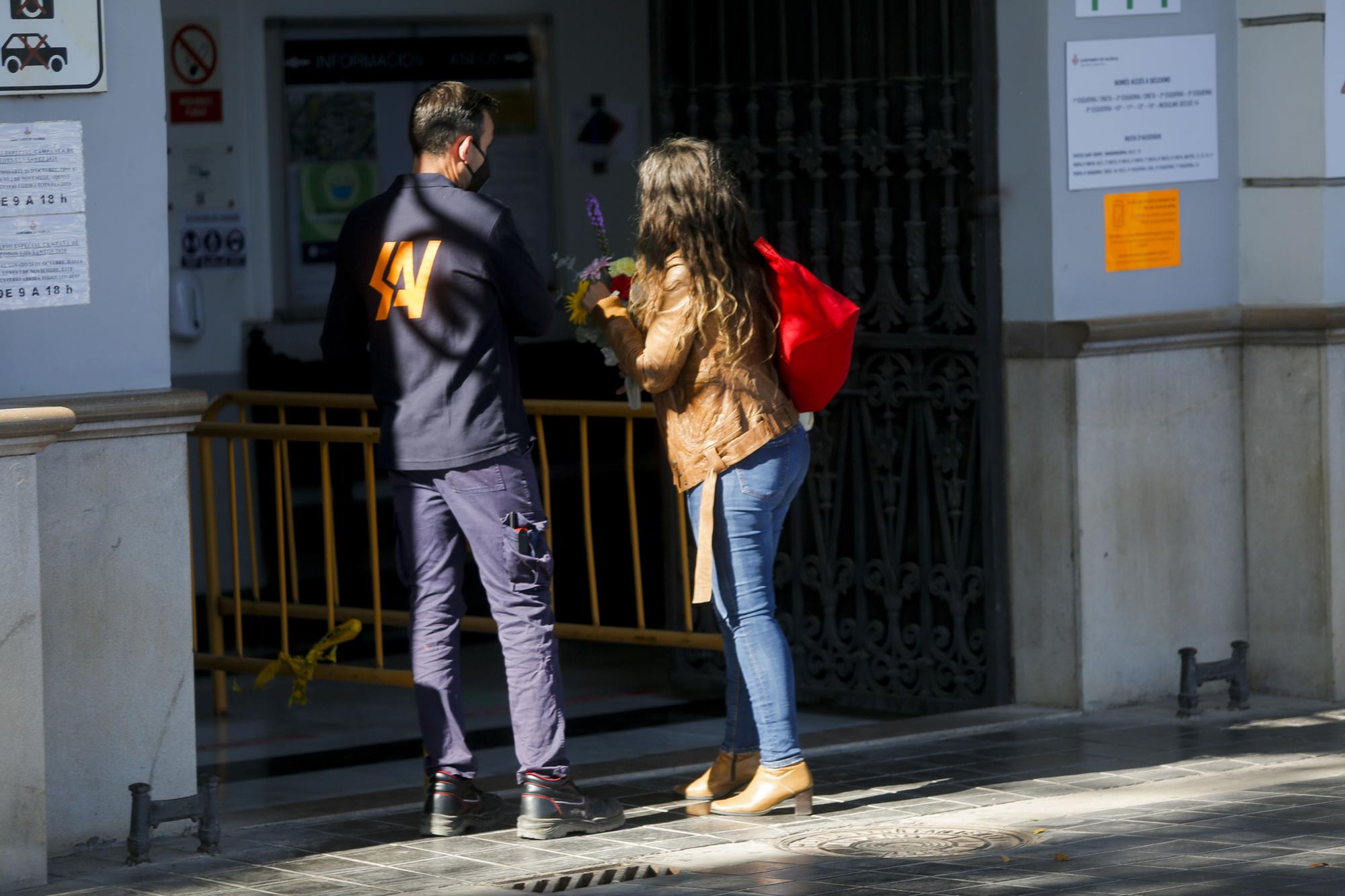 Todos los Santos sin gente en el cementerio de València