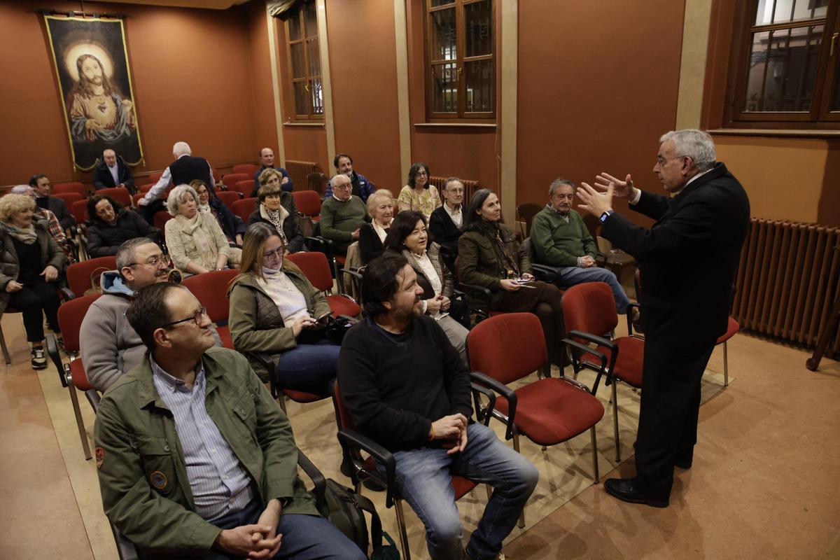 Manuel Robles, saludando a los asistentes.