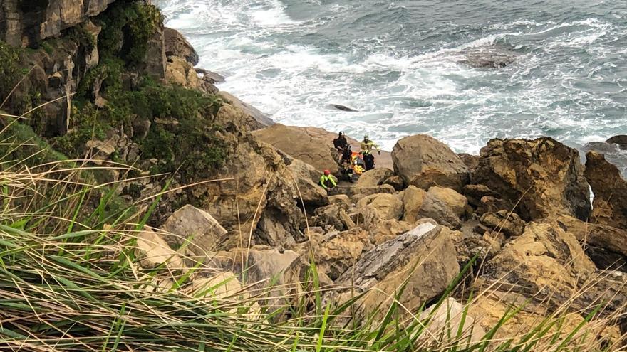 EN IMÁGENES: Rescatan a un joven en Gijón que se precipitó por un acantilado en el cerro de Santa Catalina