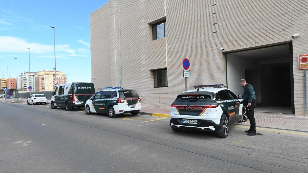 Un agente se sube a un vehículo policial a la entrada del acceso a los calabozos de la Ciudad de la Justicia de Castellón.