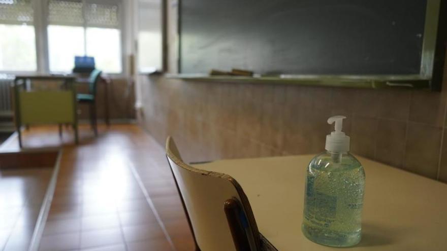 Gel desinfectante en una clase de un colegio.