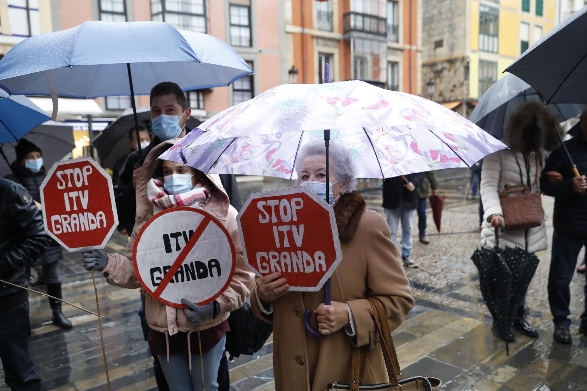 En imágenes: así fue la manifestación de ocho colectivos en la Plaza Mayor de Gijón