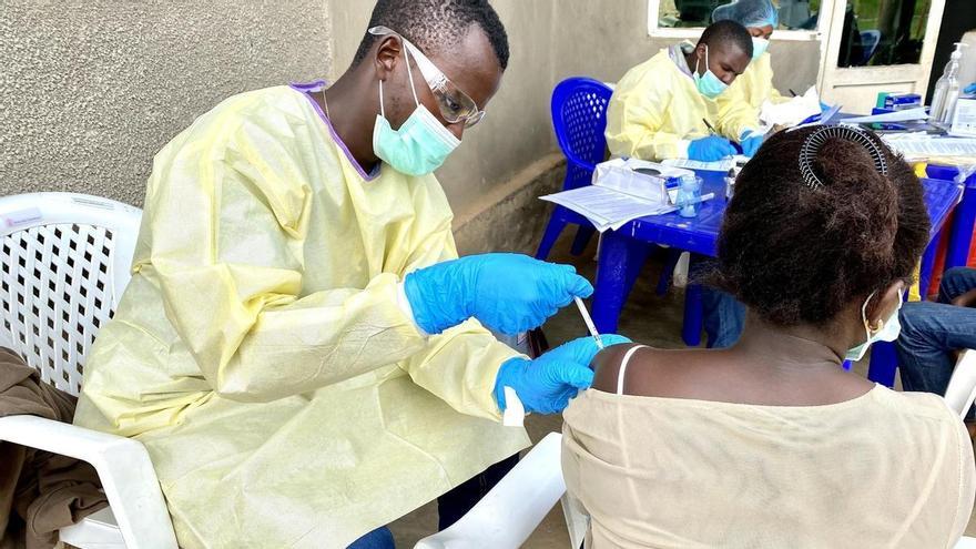 Ébola: la vacunación durante la epidemia redujo en un 84% el riesgo de desarrollar la enfermedad