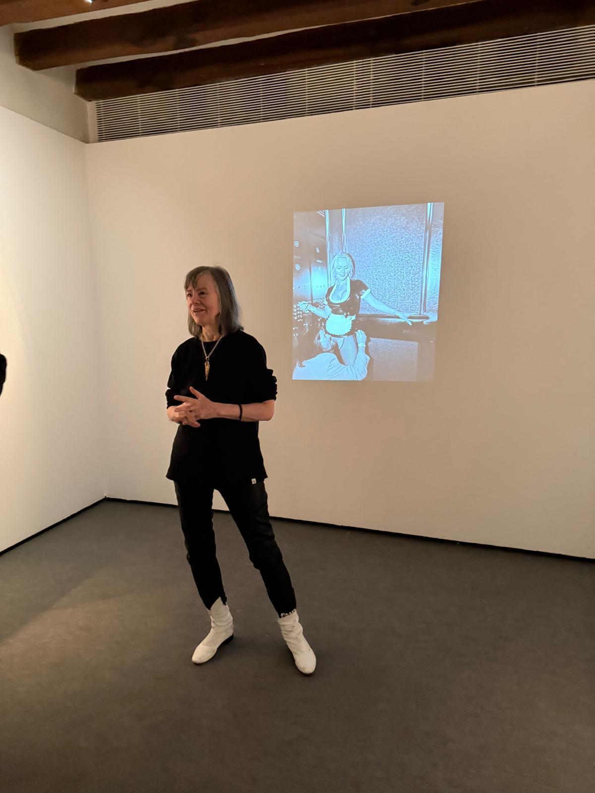 Donna Ferrato, hoy en el Solleric, frente a una imagen proyectada de su vídeo